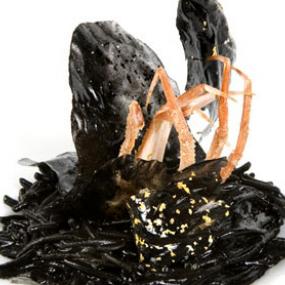 Fideos negros con sepieta y alioli de tinta
