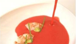 Gazpacho de cerezas del bierzo con aguacate y langostinos