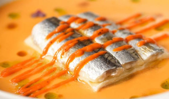 Lasaña fría de anchoas en sopa de tomate