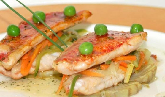 Lomos de salmonetes con panache de verduras y vinagreta de hierbas