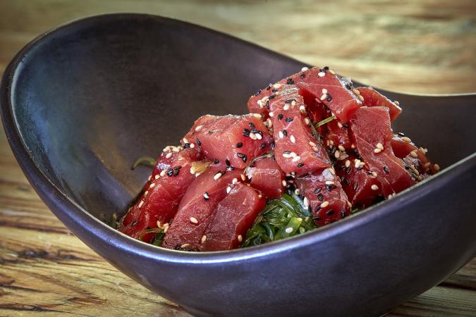 Tacos de atún rojo con alga wakame