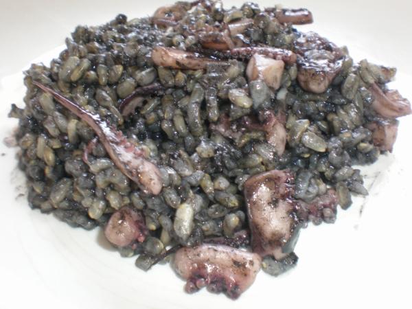 Arroz con rejos y tinta de calamar