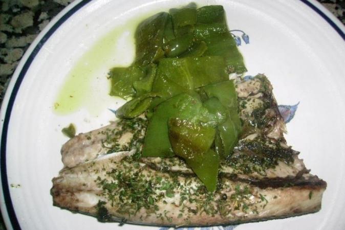 Caballa al ajillo con pimiento verde