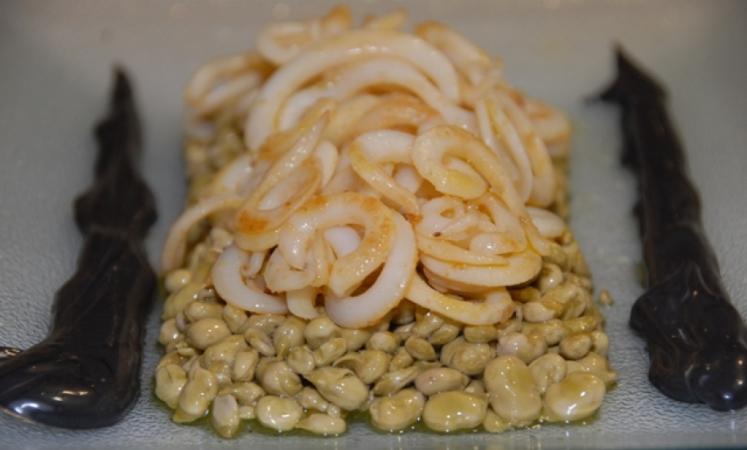 Espaguetis de calamar con habitas tiernas