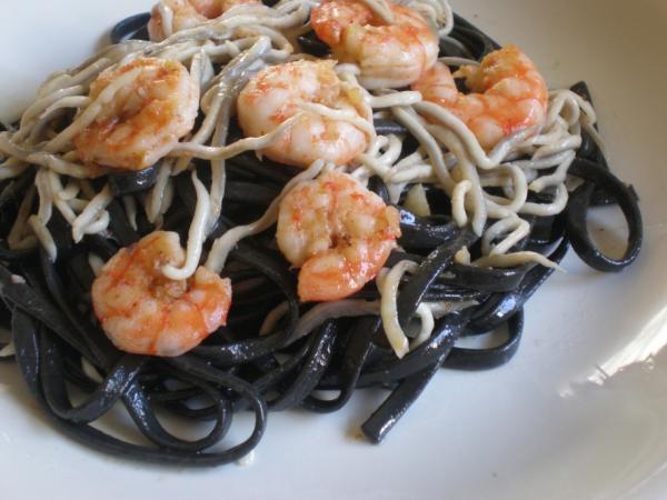 Espaguetis negros con gulas y langostinos