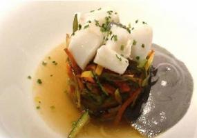 Fideua de verduras con sepia, el caldo de ésta y espuma de su tinta