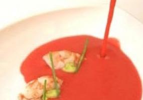 Gazpacho de cerezas del bierzo con aguacate y langostinos