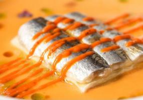 Lasaña fría de anchoas en sopa de tomate