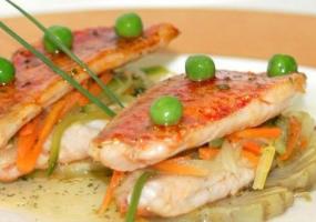 Lomos de salmonetes con panache de verduras y vinagreta de hierbas