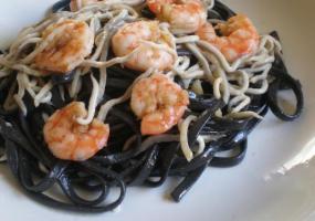 Espaguetis negros con gulas y langostinos