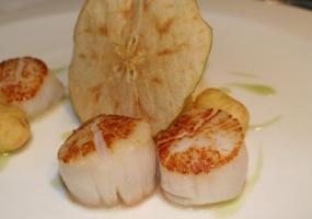 Vieiras salteadas con manzana verde y coliflor