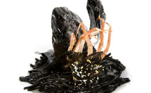 Fideos negros con sepieta y alioli de tinta