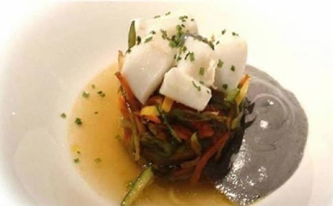 Fideua de verduras con sepia, el caldo de ésta y espuma de su tinta