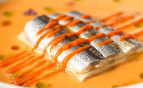 Lasaña fría de anchoas en sopa de tomate