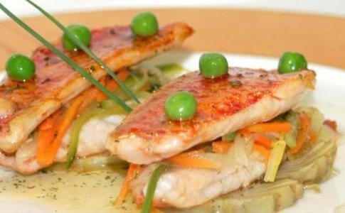 Lomos de salmonetes con panache de verduras y vinagreta de hierbas