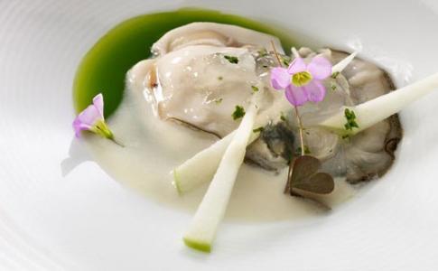 Ostra con clorofila de berro, rúcola y manzana, crema lemon grass e hinojo y hierba oxalis acetosella