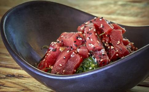 Tacos de atún rojo con alga wakame
