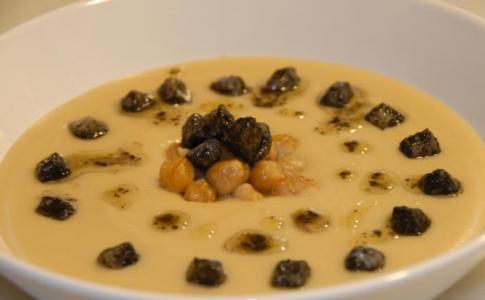 Crema de garbanzos con sepia en su tinta