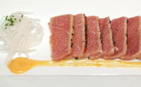 Sashimi de ventresca de atún con miso y daicón