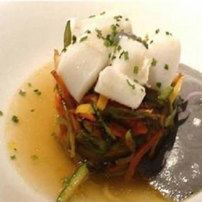 Fideua de verduras con sepia, el caldo de ésta y espuma de su tinta