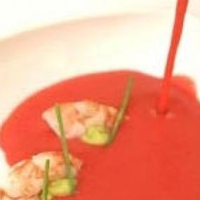 Gazpacho de cerezas del bierzo con aguacate y langostinos