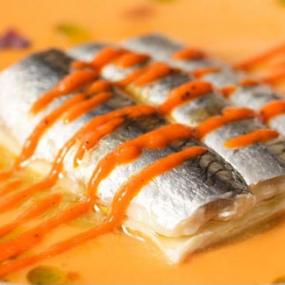 Lasaña fría de anchoas en sopa de tomate