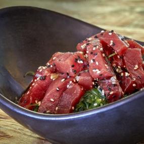 Tacos de atún rojo con alga wakame