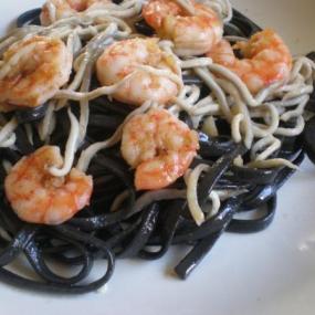 Espaguetis negros con gulas y langostinos