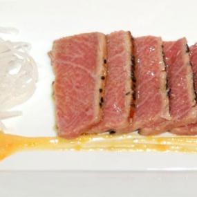 Sashimi de ventresca de atún con miso y daicón