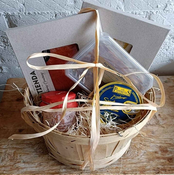     Cesta de regalo Pequeña Pescaderías Coruñesas